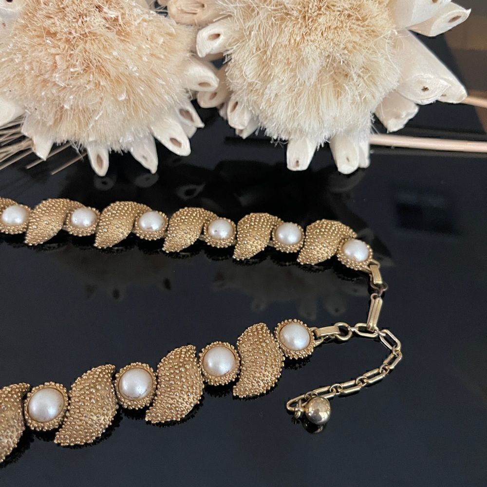 Trifari gold tone vintage faux pearl studded heavy statement necklace - Picture 2 of 5